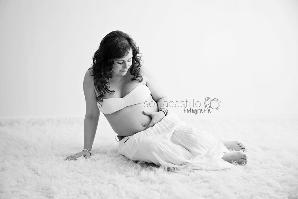 Lorena, 32 semanas . Fotografía de embarazo en Guadalajara y Madrid CO7B3543byn-1024x683 