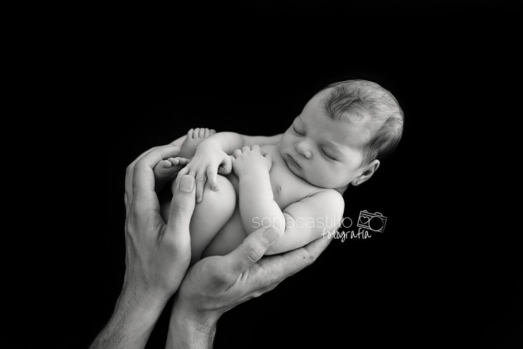 Emma, 9 días. Fotografía de recién nacidos en Madrid y Guadalajara CO7B0146-byn-1024x683 