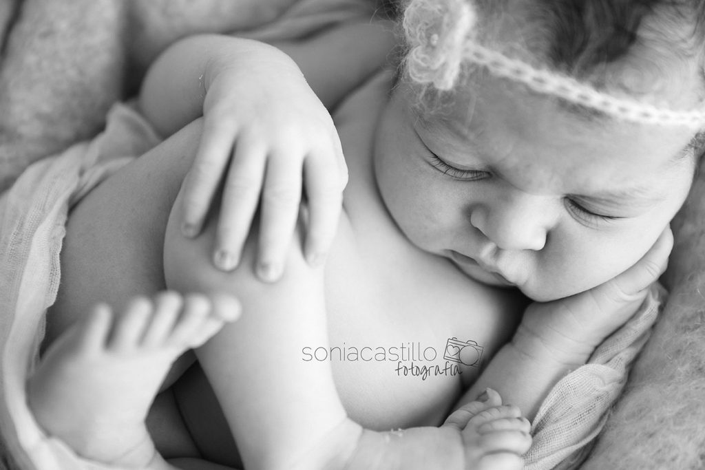 Emma, 9 días. Fotografía de recién nacidos en Madrid y Guadalajara byn-0004-1024x683 